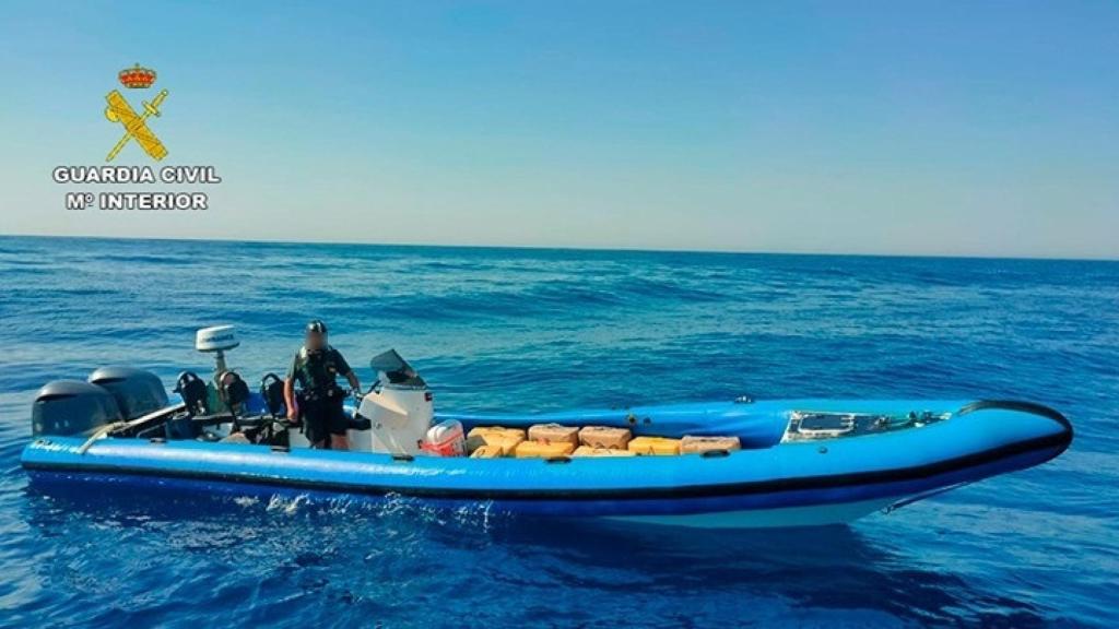 Imagen de una narcolancha interceptada por la Guardia Civil en la costa andaluza.