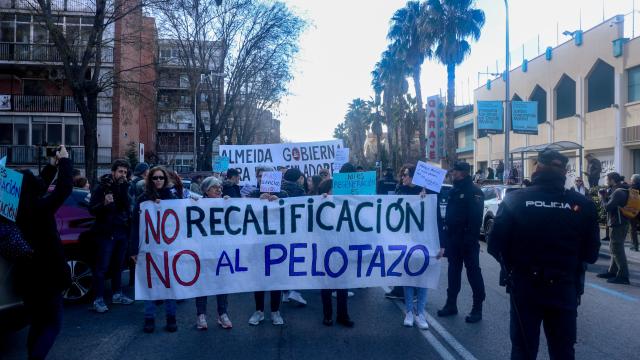 Varias personas protestan durante una manifestación contra la recalificación del Centro Comercial de la Ermita del Santo, a 24 de febrero de 2024