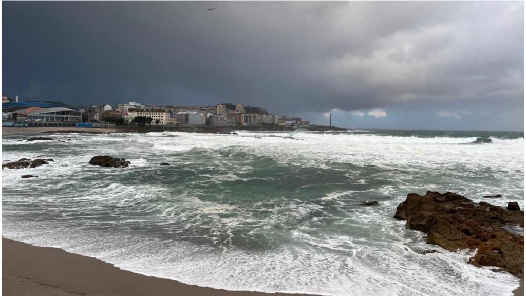 La playa de Riazor durante un temporal