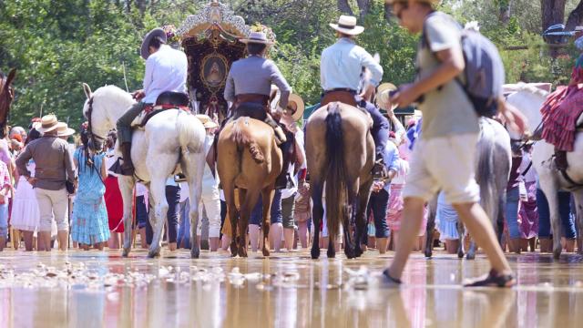 Peregrinos camino del Rocío vadean el Quema.