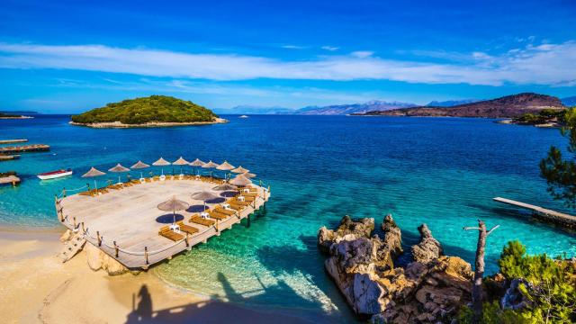 Una playa vacía en Albania.