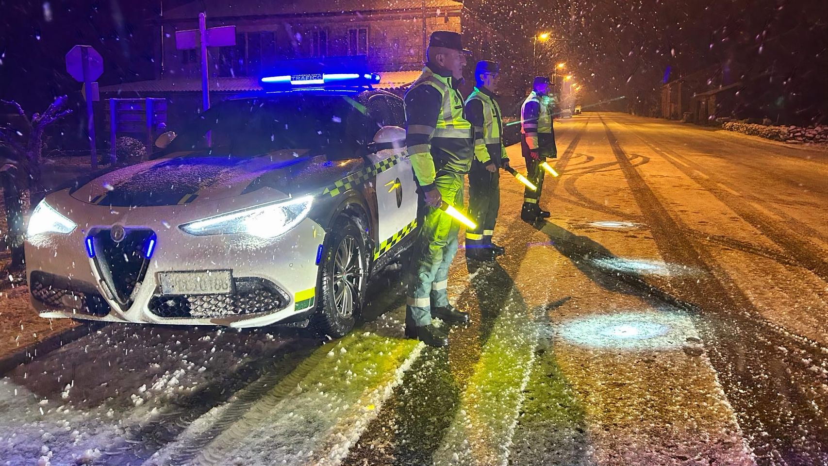 Agentes de la GC de Ourense desplegados en las carreteras con motivo de las nevadas.