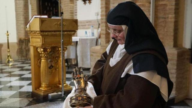 Una de las hermanas que custodian la mano de Santa Teresa de Jesús.