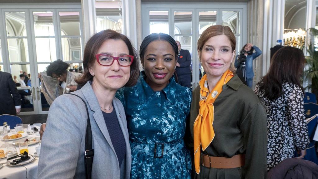 La exportavoz del PSOE en el Senado, Eva Granados, junto a Benedicta Lasi y la secretaria de Política Internacional del PSOE, Hana Jalloul,  el 3 de febrero de 2023 en Madrid.