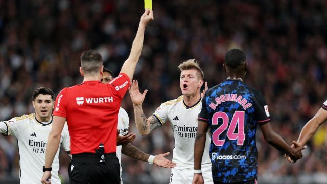 Toni Kroos ve una cartulina amarilla por protestar.