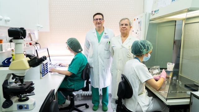 José María Fidel Fernández, embriólogo y decano de la Facultad de Medicina de la UVa; y Julio Gobernado, jefe de la Unidad de Reproducción Asistida del Hospital Clínico de Valladolid