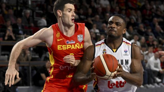 López-Arostegui pelea en una acción defensiva ante un rival de Bélgica.