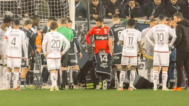 Alberth Elis, jugador del Girondis de Burdeos, atendido por los médicos