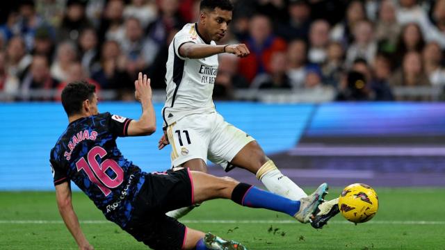 Rodrygo ejecuta un disparo en el partido ante el Sevilla.