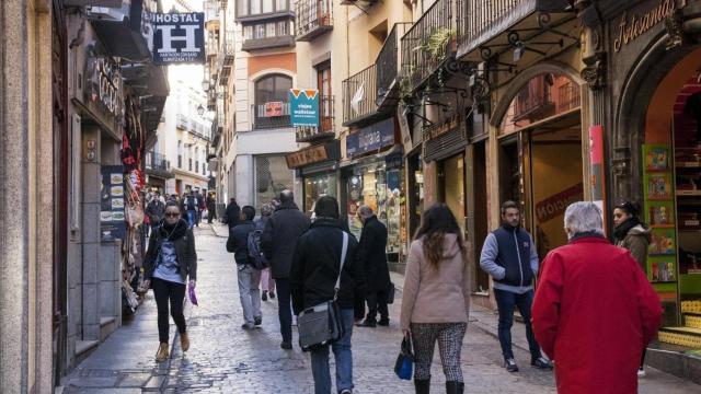 Gente en una calle de Toledo. Imagen de archivo