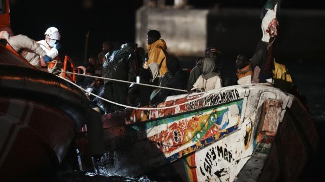 Decenas de personas en un cayuco son rescatadas a 4 de noviembre de 2023, en El Hierro, Islas Canarias.