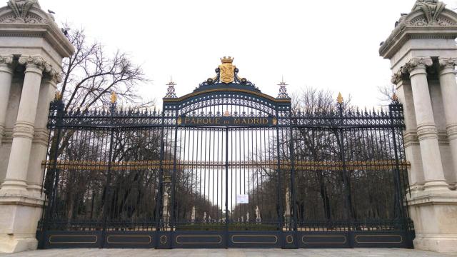 La entrada de El Retiro con las puertas cerradas.