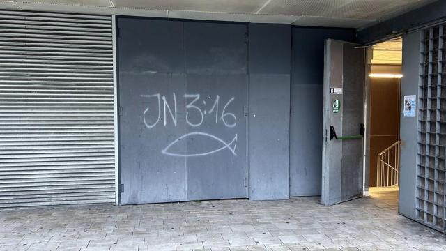 Aparecen grafitis bíblicos en el mercado de las Conchiñas de A Coruña
