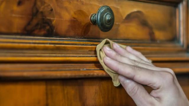 Un mueble de madera con señales de golpes y manchas.