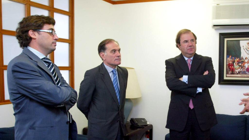 El presidente de la Junta, Juan Vicente Herrera , el consejero de Economía, Tomás Villanueva, y el viceconsejero de Economía, Rafael Delgado, en un viaje a Mexico en 2005