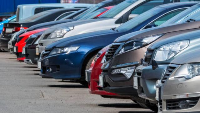 Varios coches aparcados en la calle