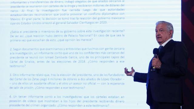 López Obrador, en el momento de difundir el reportaje del New York Times ante otros medios.