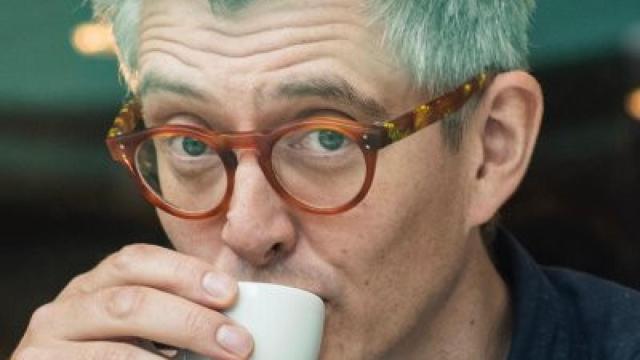 James Hoffmann tomando una taza de café