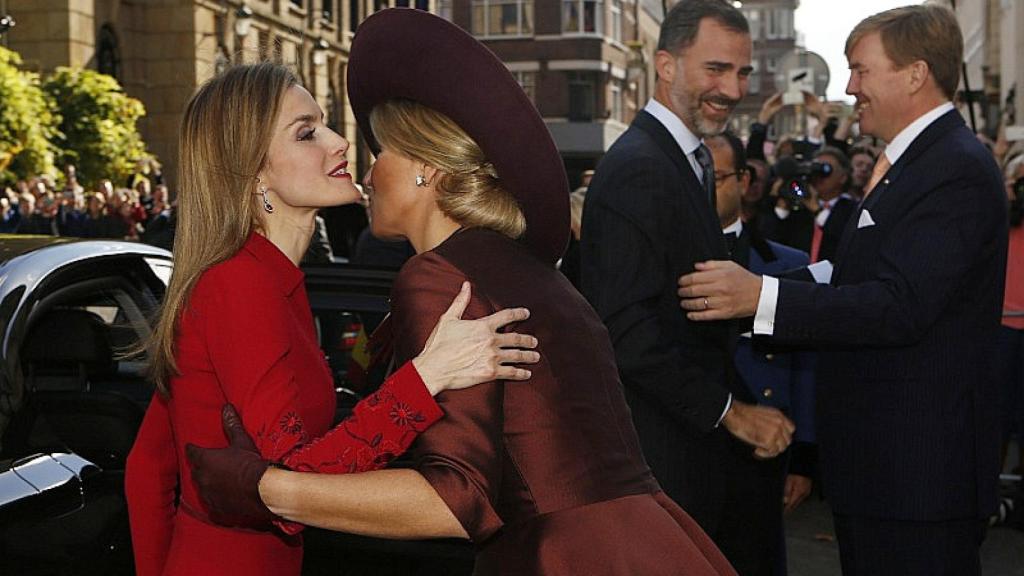 Felipe VI y Letizia saludando a Máxima y Guillermo en su primer viaje de Estado a Países Bajos.