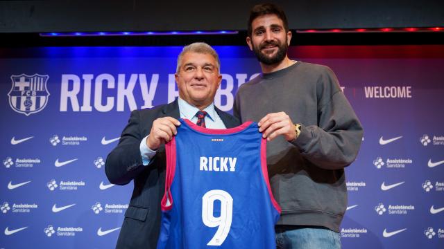 Ricky Rubio, junto a Joan Laporta en su presentación con el Barça.