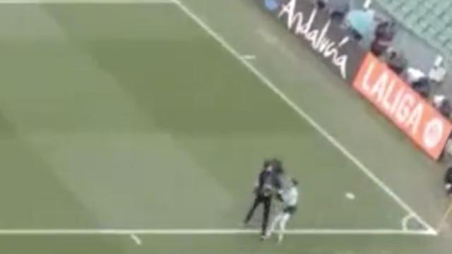 El momento en el que la asistente Guadalupe Porras es arrollada por una cámara de TV