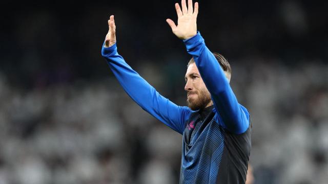 Sergio Ramos saluda a la afición del Santiago Bernabéu.