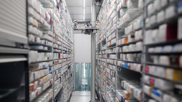 Un autodispensador de medicamentos de la sección de Farmacia del Hospital Ramón y Cajal en Madrid.