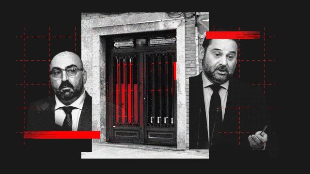 Koldo García y José Luis Ábalos junto al portal del apartamento en el barrio de La Latina (Madrid).