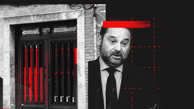 José Luis Ábalos junto al portal del apartamento en el barrio de La Latina (Madrid).