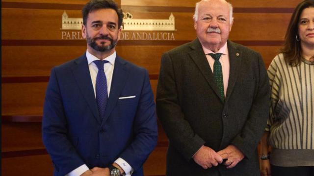 Cardenete con Aguirre, este lunes en el Parlamento de Andalucía.