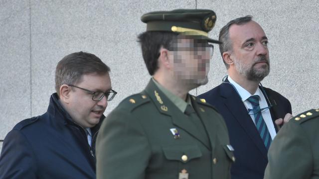 Francisco Martínez, junto a su abogado, en la Audiencia Nacional.
