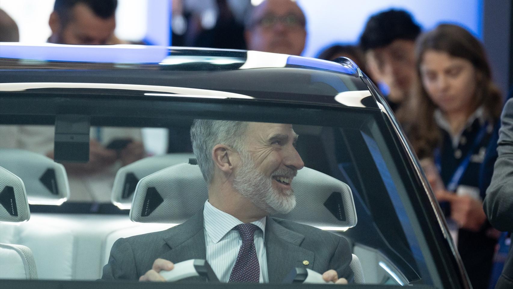 El Rey Felipe VI probando un coche en el Mobile World Congress (MWC).
