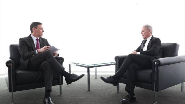 El presidente del Gobierno, Pedro Sánchez, y el presidente y consejero delegado de Zegona, Eamon O'Hare.