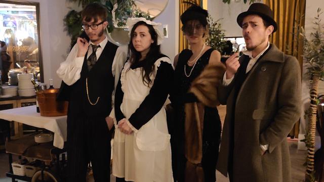 Actores de El Misterio del Reloj del cluedo en El Jardín de Arturo Soria.