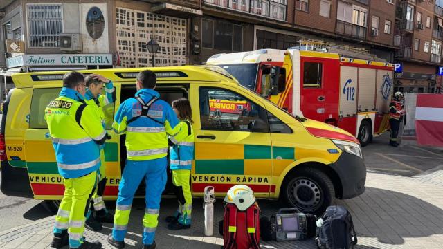 Sanitarios del Summa desplegados en el lugar de los hechos.