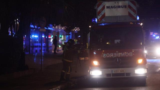 Los bomberos en una intervención por la noche