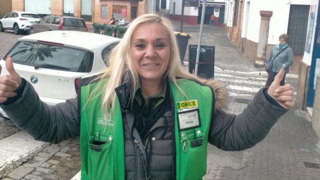 Antonia Gómez, que vendió los diez cupones premiados en la Gran Plaza de Sevilla