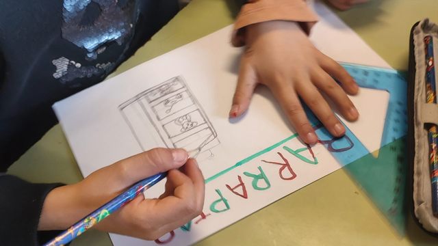 Un escolar realizando un dibujo.