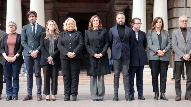 La corporación municipal en el minuto de silencio convocado por la Federación Española de Municipios y Provincias este lunes. EE