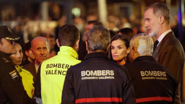 Los reyes Letizia y Felipe VI, junto a los bomberos en Valencia.