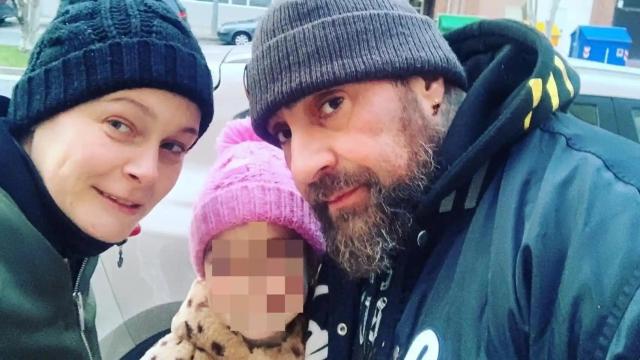 Amadeo junto a su mujer y su hija, que entonces tenía 7 años.