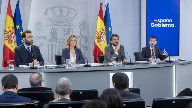 El ministro de Economía, Comercio y Empresa (i) durante la rueda de prensa tras el Consejo de Ministros