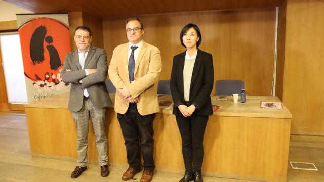 El vicerrector de Relaciones Internacionales de la Universidad de Salamanca, Raúl Sánchez Prieto, acompañado por el director y la asesora del Centro Cultural Hispano-Japonés, José Abel Flores y Chihiro Sugiyama