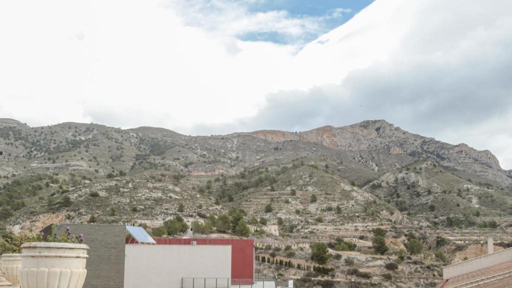 La línea de media tensión ya pasa por el entorno municipal de Tibi.