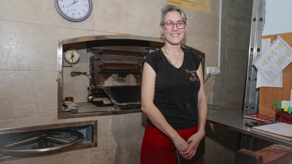 Rebeca García, una de las vecinas afectadas, en su panadería.
