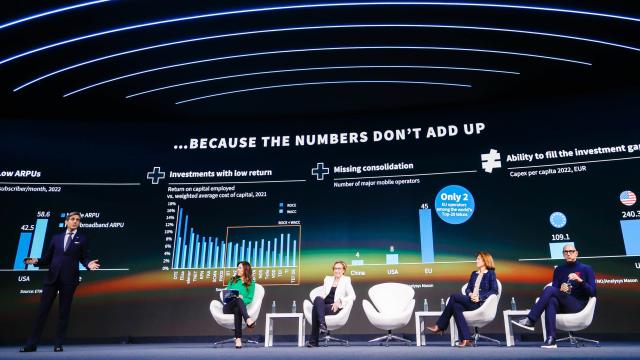 I-D: José María Álvarez-Pallete (Telefónica), Karen Tso (CNBC), Margherita della Valle (Vodafone), Christel Heydemann (Orange) y Tim Hoettges (Deustche Telekom) en una conferencia en el MWC 2024.