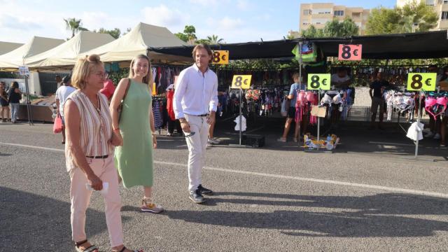 Los concejales Lidia López y Carlos de Juan en el mercadillo de Urbanova.