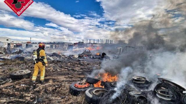 El incendio producido en el desguace de la Mora.