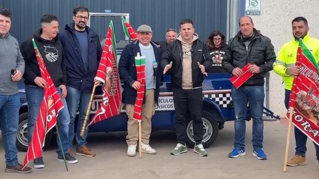 El mecánico Ángel Gaisán con un grupo de agricultores zamoranos