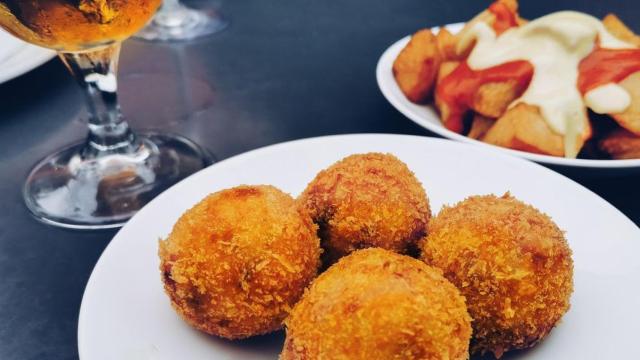 El bar de Oviedo en el que regalan tapas: deliciosas croquetas o pinchos de tortilla de patata